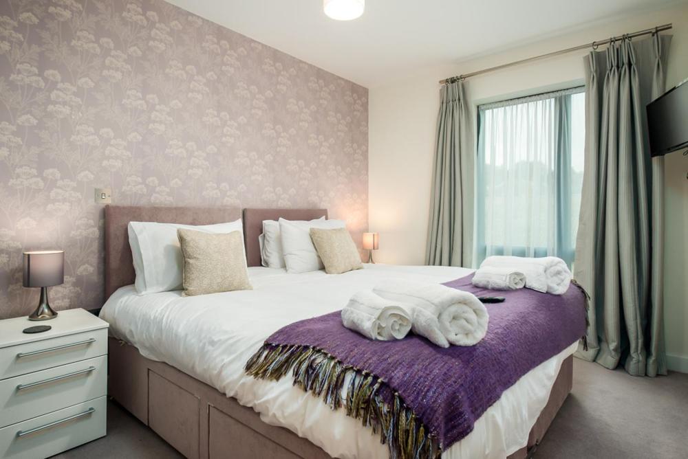 Solar Sanctuary- Skyline Balcony, City Centre, Three Floors, King Beds, Netflix And More! باث المظهر الخارجي الصورة